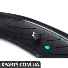 Декор центральної колони ліворуч - чорний рояль BMW 51459809543